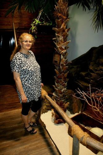 Ved indgangen til ”Expedition Madagascar” har man bl.a. genskabt et lille stykke strand med vragrester, herunder en gammel skibskiste